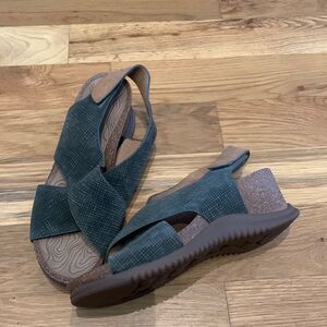 Bionica Gradie in olive suede size 9